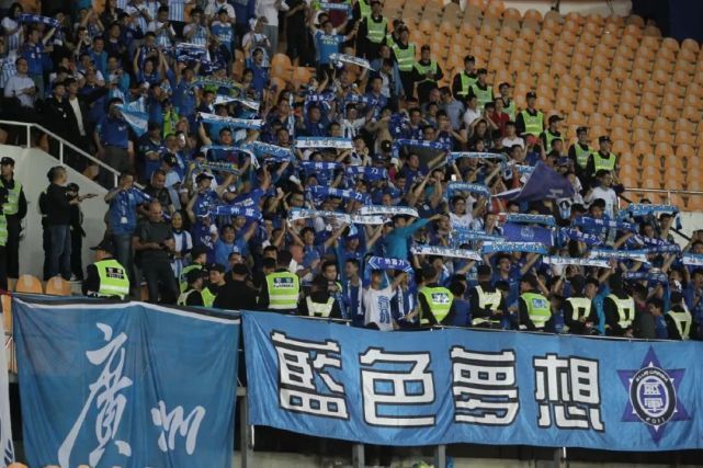 面对着没顶之灾，蝙蝠侠被迫重出江湖，与劲敌睁开决死决战。